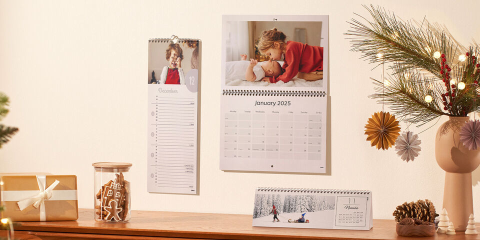 A festively decorated wall calendar shows a happy moment of a child and a monthly overview for January 2025.